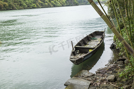 湖里船摄影图