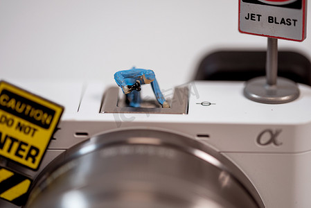 劳动节修理相机的微观人偶摄影图