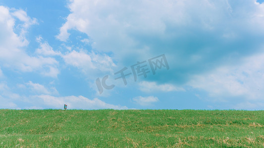 清新夏日风景蓝天白云草地摄影图