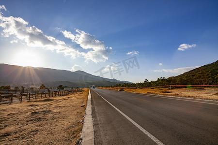 高山雪峰蓝天白云公路自然风景摄影图