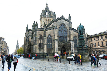 外国人穿球衣摄影照片_爱丁堡教堂摄影图
