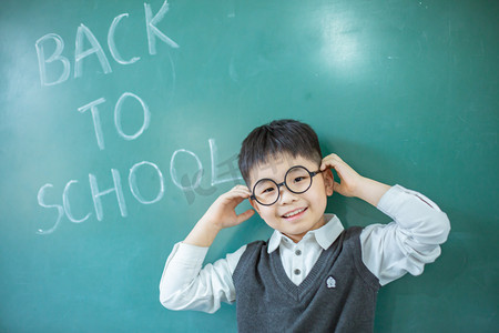 幼儿园牌子摄影照片_开学季学生开学人物