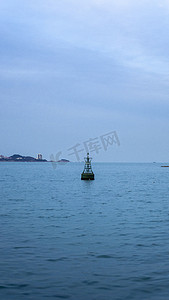 海面风景系列之绿色小船摄影图