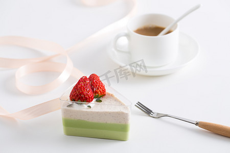 奶油抹茶草莓三角水果蛋糕摄影图
