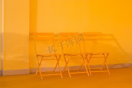 橙色简约摄影照片_现代风格的铁椅子摄影图