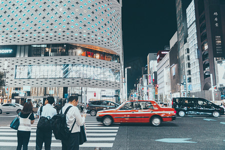 过斑马线标识摄影照片_城市摄影图