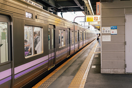 日本电车地铁进站交通摄影图