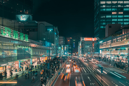 日本东京新宿街道人群夜景摄影图