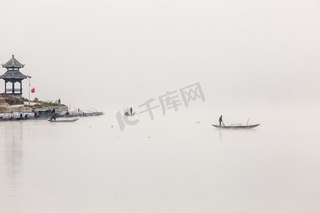 江面晨雾摄影图