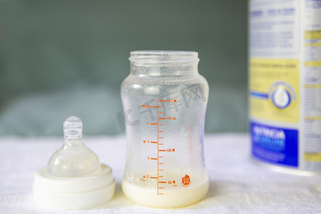 婴儿奶瓶摄影图