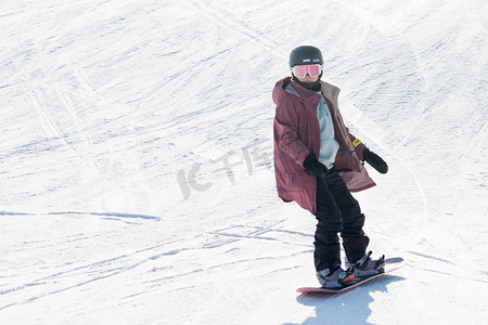 滑雪的人物在雪道上运动