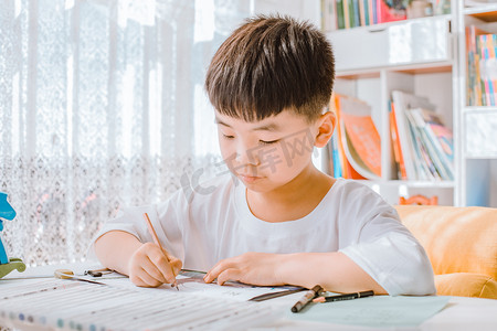 暑假学习季摄影照片_窗前画画的小男孩