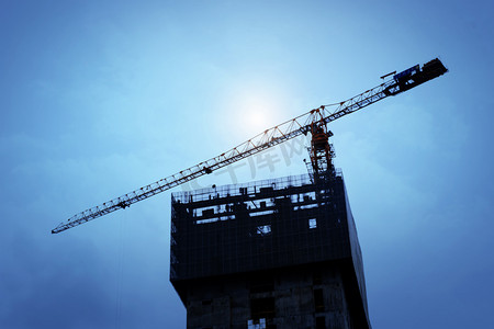 城市建设机械与塔吊的剪影摄影图