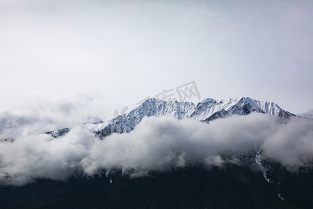 西藏西藏摄影照片_云雾环绕雪山摄影图