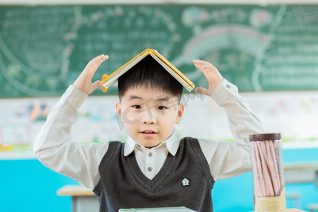 中国小孩玩耍摄影照片_在教室玩耍的学生