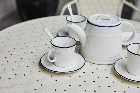 冒烟的茶杯摄影照片_白色茶壶和茶杯摄影图