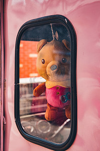 玩具小熊摄影照片_橱窗小熊摄影图