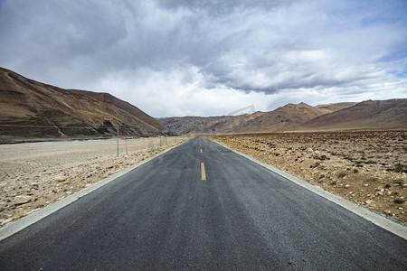 公路西藏摄影照片_山里公路摄影图