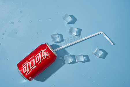 可乐饮品摄影照片_冰饮可乐吸管摄影图