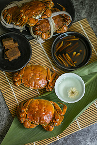 餐饮海报摄影照片_大闸蟹配姜丝醋摄影图