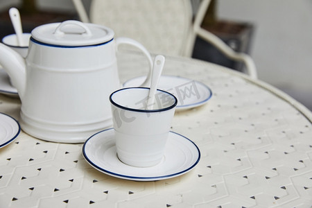 白色茶壶和茶杯摄影图