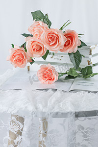 室内花卉摄影照片_浪漫玫瑰花摄影图