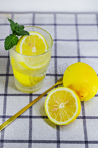 柠檬水勺子摄影图