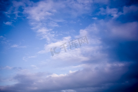 蓝色白云摄影照片_蓝色渐变天空和白云自然风景摄影图