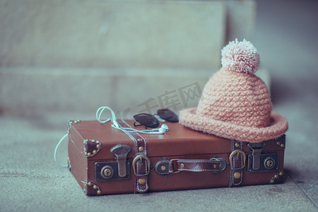 冬季旅行摄影照片_冬季旅行箱盒毛线帽摄影图