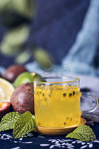 柠檬百香果果汁饮品摄影图
