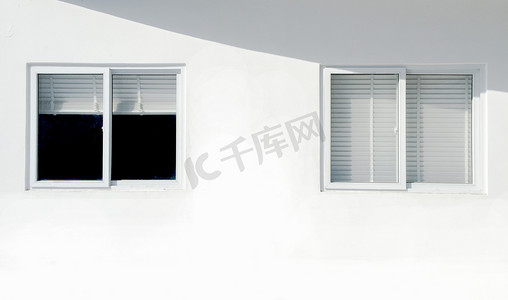 黑白窗户白墙摄影图配图