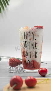 夏日饮品草莓酸奶摄影图