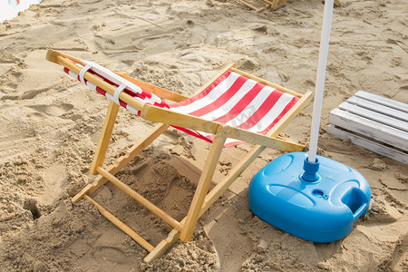 沙滩躺椅摄影图