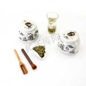 正山小种摄影照片_产品商图白色背景之野生红茶茶叶茶罐茶具特写摄影图配图