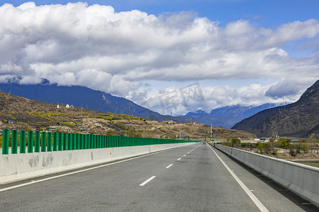 公路西藏摄影照片_西藏公路风景摄影图