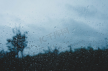 下雨天玻璃上的雨滴图