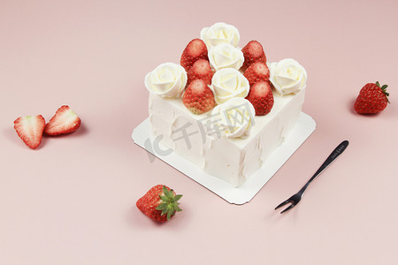 摄影照片_情人节奶油玫瑰草莓蛋糕摄影图