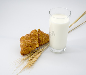 美食面包牛奶摄影图