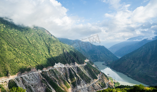 云南香格里拉盘山公路山谷摄影图