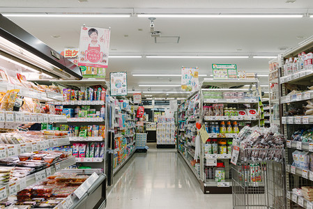 留学生活摄影照片_超市商品零食柜台摄影图