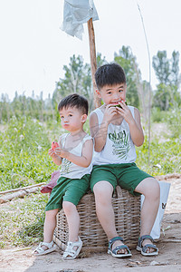 盛夏西瓜节摄影照片_瓜棚下吃西瓜的小男孩