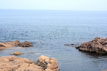 海边石头海岸自然风景摄影图