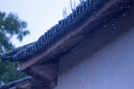 屋檐下静止的雨摄影图