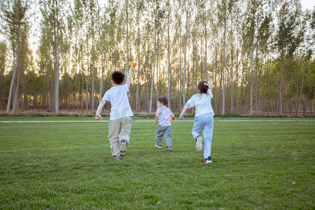 61儿童节摄影照片_草地上奔跑的孩子们