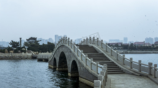 城市风景系列之湖面上的石板桥高清图片摄影图