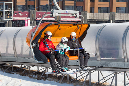 滑雪缆车滑雪摄影图