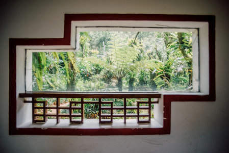 方形的园林窗台摄影图