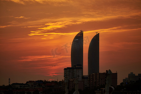 写字楼建筑摄影照片_厦门双子塔夕阳下的城市摄影图