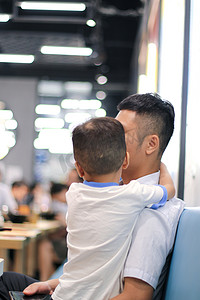 中秋节摄影照片_拥抱父亲的孩子