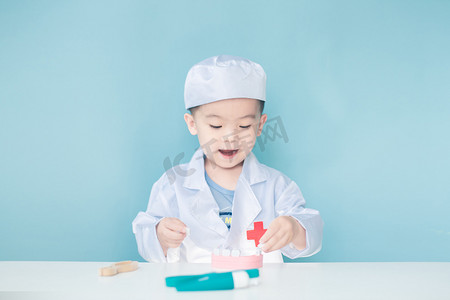 中国小孩摄影照片_往模具上装牙齿的小牙医